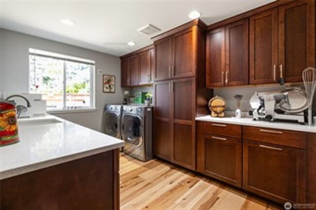 Building Photo - Gorgeous 5 Bedroom Home with Bayview - Bir...