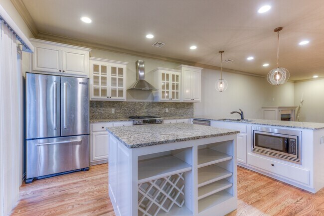 Building Photo - 1333 E 41st Pl