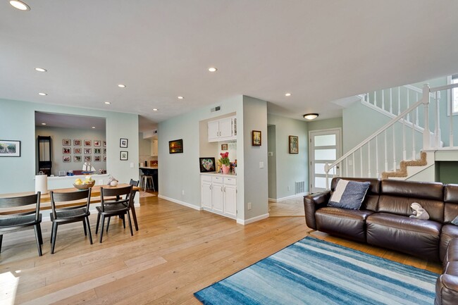 Building Photo - Large 3 Bed 2.5 Bath Townhome walking dist...