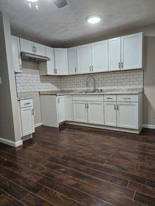 Building Photo - 3 bed 1 bath home for rent!