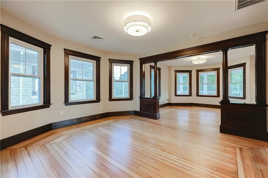 Building Photo - 65 Burton St