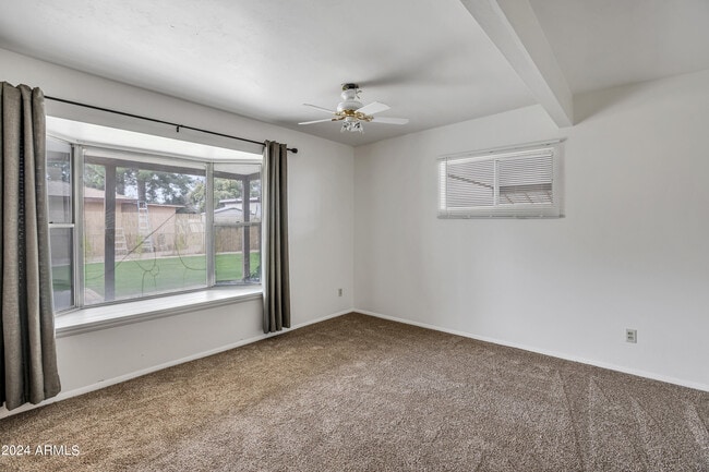Building Photo - 922 E Orange Dr