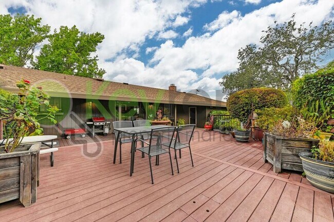 Building Photo - 9635 Oak Leaf Way