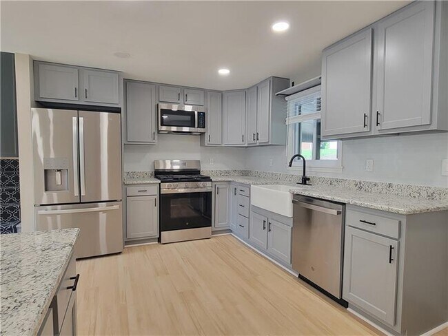 Building Photo - 113 Meadowbrook Dr
