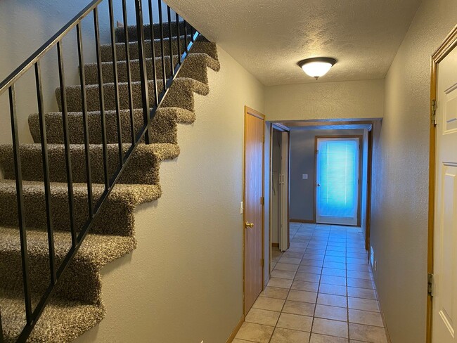 Building Photo - Duplex For Rent! Valley NE