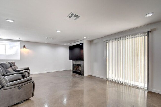 Building Photo - 5623 E Claire Dr