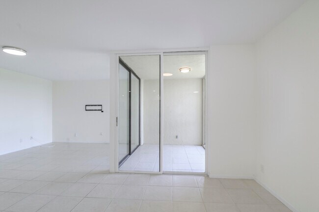 Building Photo - 955 Egret Cir