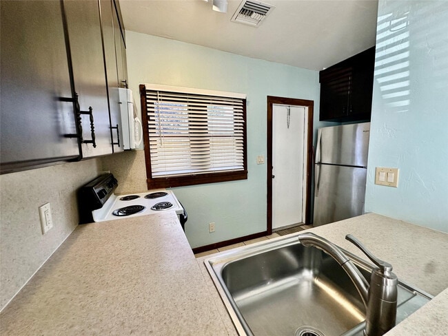 Building Photo - 11 SW 11th Ave