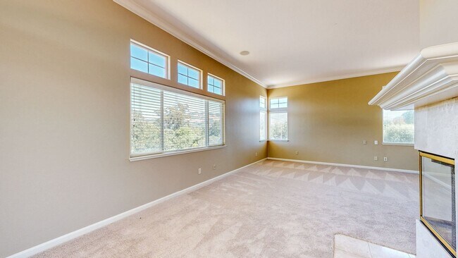 Building Photo - Gorgeous Home with private yards, large de...
