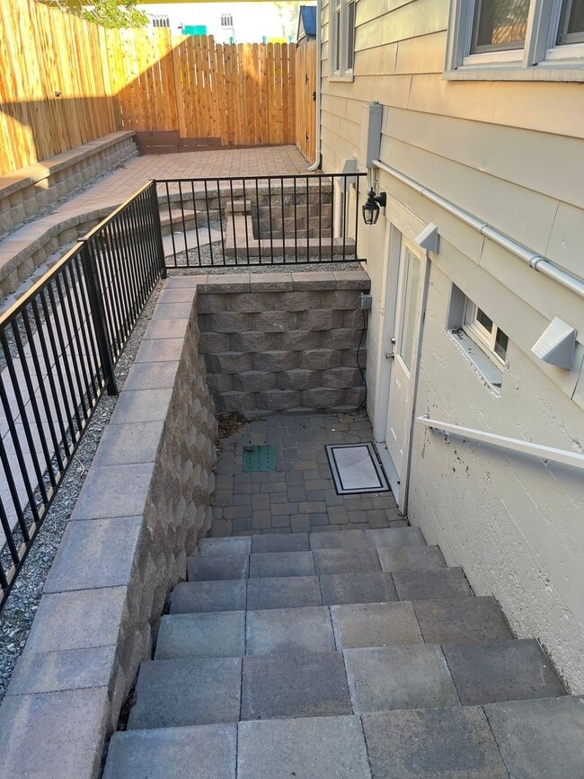 Building Photo - Midtown Cutie