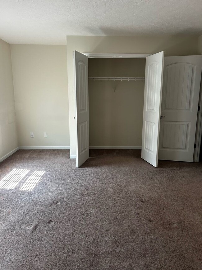 Building Photo - Two Bedroom Townhouse in Tavern Grove!