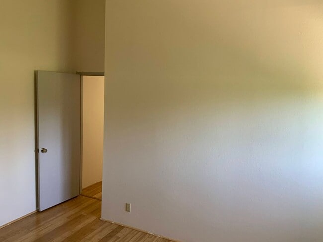 Building Photo - 2 Bedroom Condo on Country Club Road