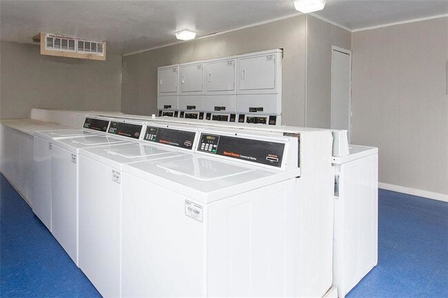 Building Photo - 2704 S Cockrell Hill Rd