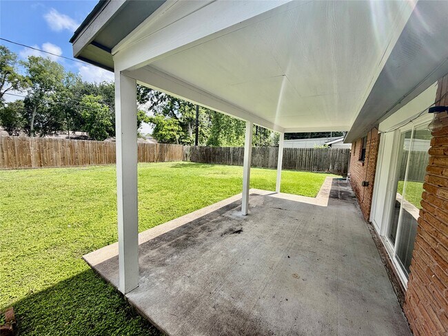 Building Photo - 5838 Ludington Dr