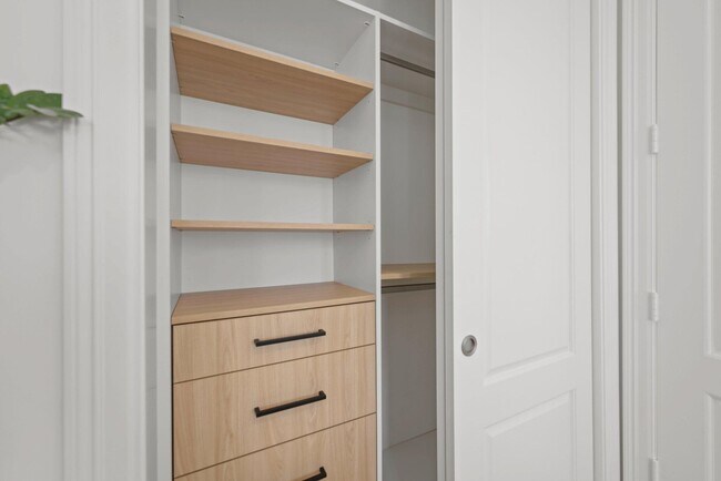 Building Photo - 285 SE 6th Ave