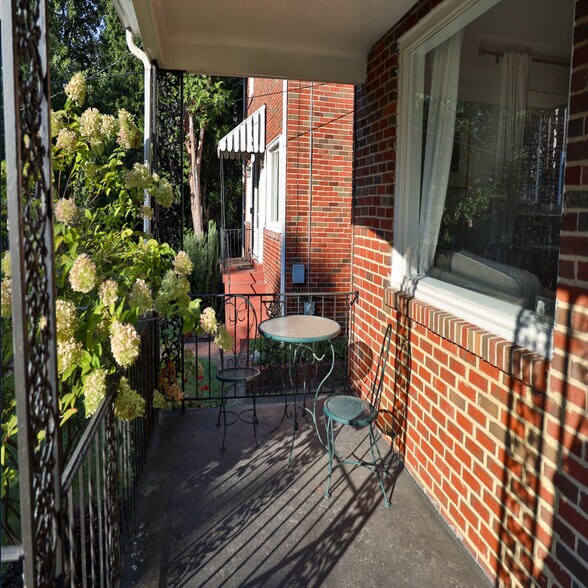 Building Photo - 6131 1st Pl NE