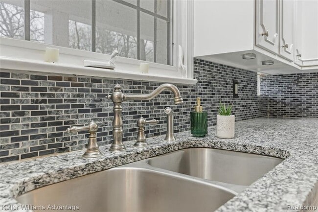 Building Photo - 6103 Park Lake Rd