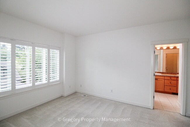 Building Photo - 13824 N Creek Dr