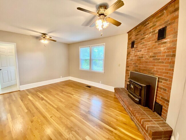 Building Photo - North Asheville - Renovated 1020's Charmer!