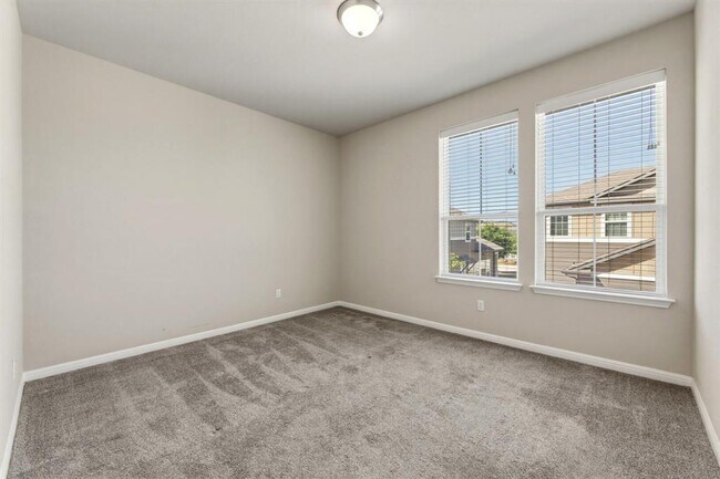 Building Photo - 1015 Vista View Dr