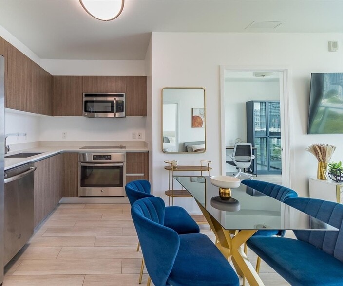 Building Photo - 1600 SW 1st Ave