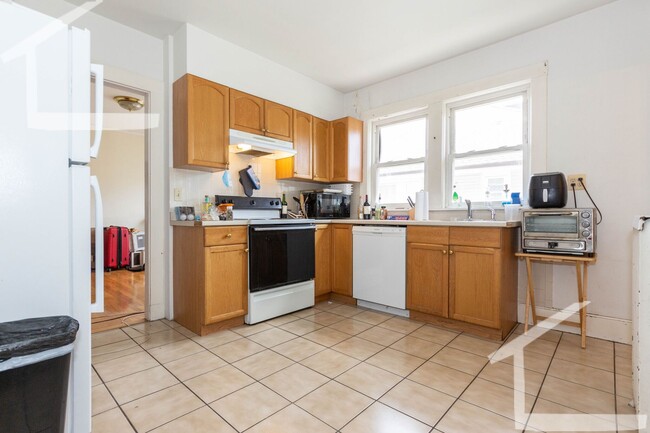Primary Photo - 9/1 Huge 4BR/2BA near Comm Ave, Brighton C...