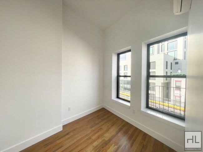 Building Photo - South Williamsburg / No Fee / Spacious 3-B...