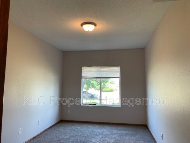 Building Photo - 1825 SW White Birch Cir