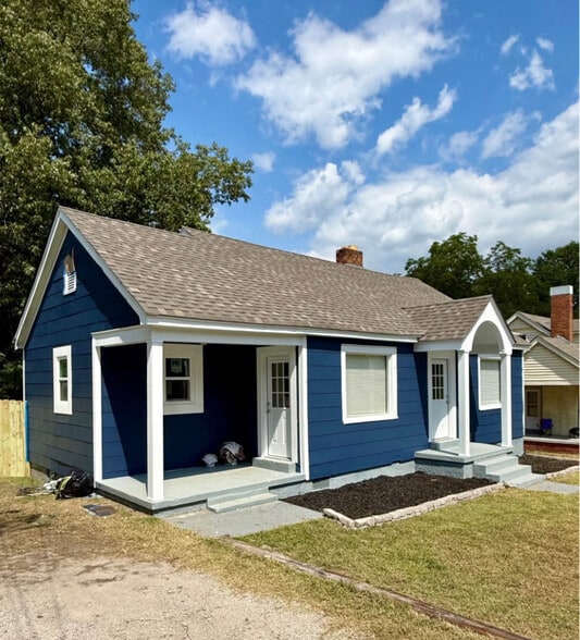 Building Photo - 1105 E 5th St