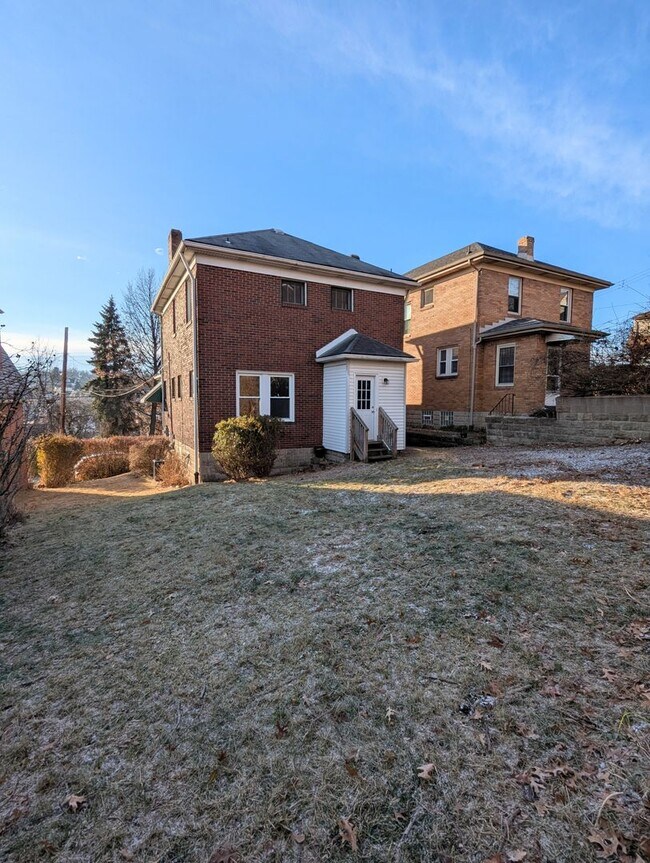 Building Photo - 3 Bedroom 1.5 Bathroom House (Greenfield)