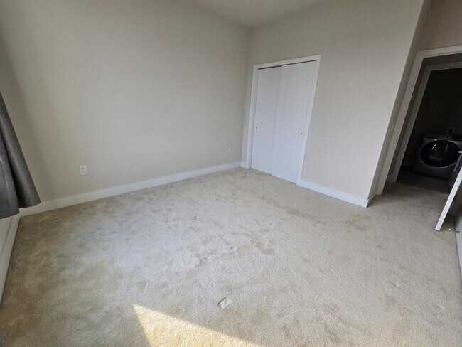 Building Photo - Gorgeous 3BD/2.5BA Waterfront Townhome!