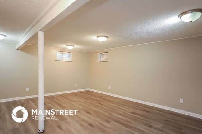 Building Photo - 1006 SW Lakeview Blvd