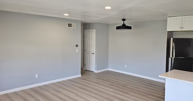 Building Photo - Remodeled 2bed 1bath