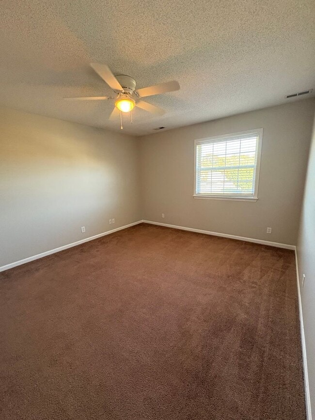 Building Photo - SPACIOUS & Beautiful Home Just Outside She...