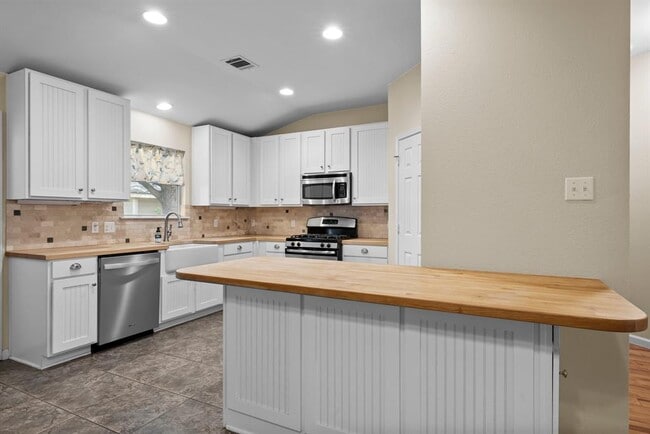 Building Photo - 298 Hogan