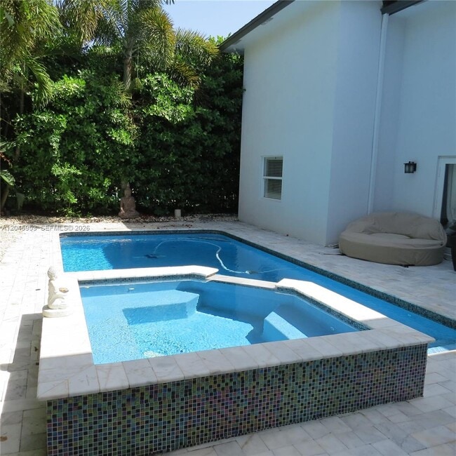Building Photo - 542 N Cypress Dr