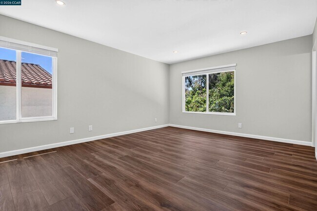 Building Photo - 121 Violet Rd