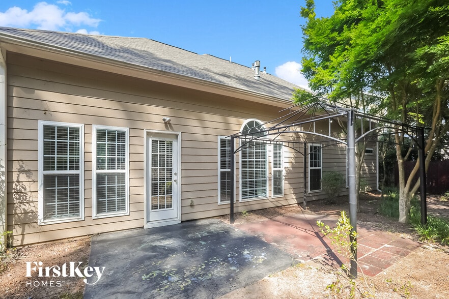 Building Photo - 495 Roland Manor Dr