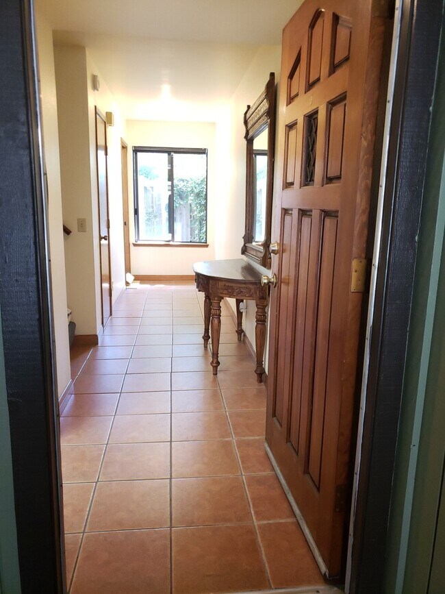 Building Photo - Spacious Two Bedroom/Two Bath