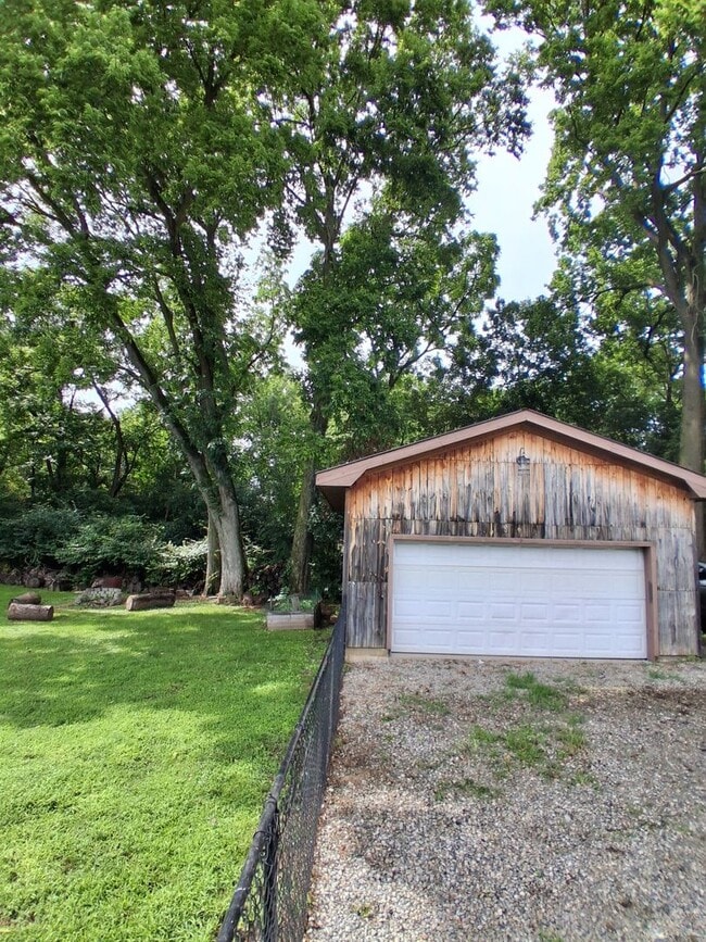 Building Photo - Charming 2 bed 1 bath with AC, large fence...