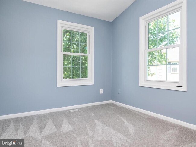 Building Photo - 731 Pine Valley Dr