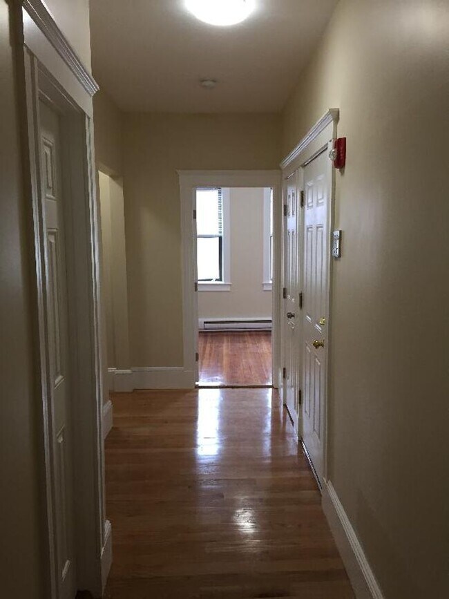 Building Photo - No brokers Fee. Central Mission Hill Locat...