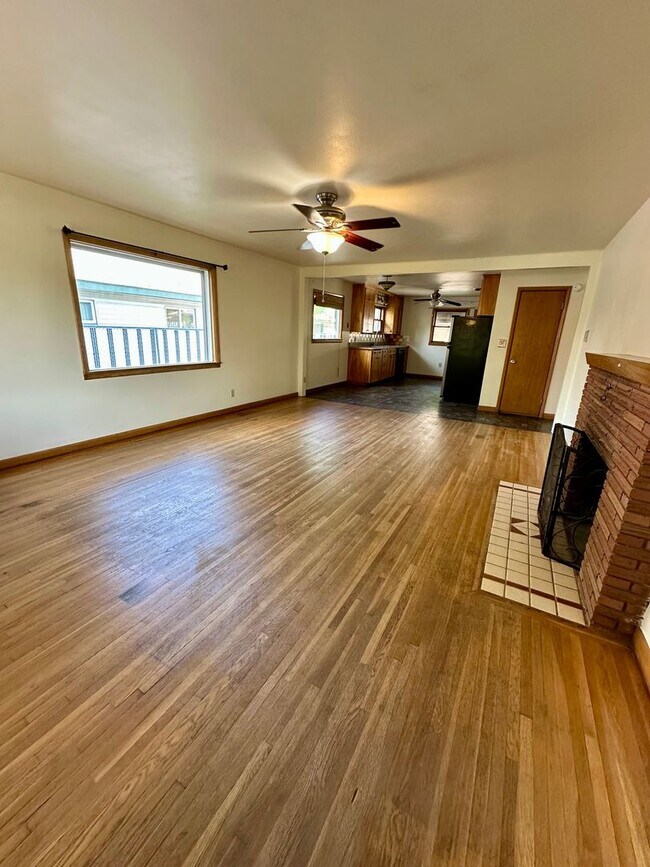 Building Photo - Spacious 3 Bedroom/1.5 Bath with a Bonus Room