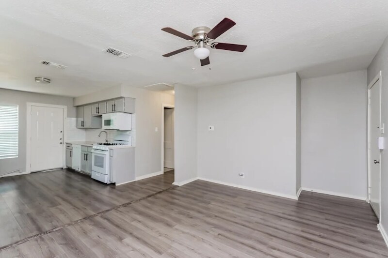 Building Photo - 5111 Royal Dr