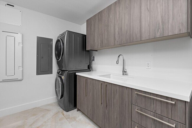 Building Photo - 475 E Royal Palm Rd
