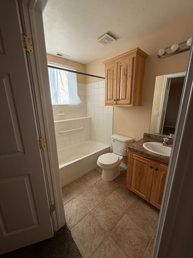 Building Photo - 460 Center St