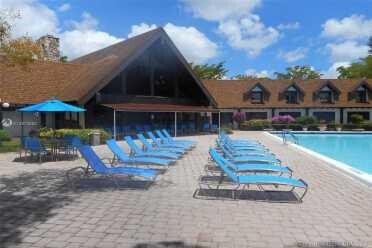 Building Photo - 3730 Inverrary Dr