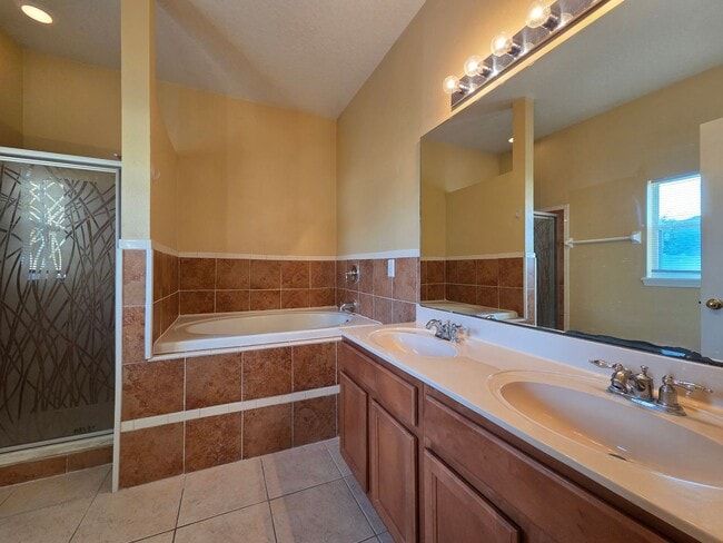 Building Photo - 3 Bedroom, 2 Bathroom Home in Sanford!