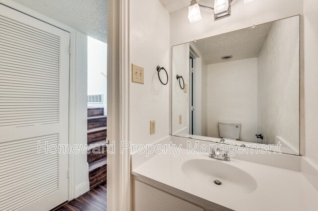 Building Photo - 3003 Helmet St