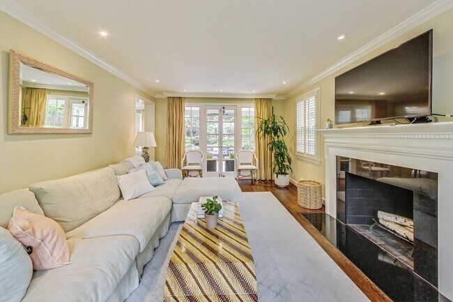 Building Photo - COMING SOON - Stunning 4 bed + 2 full & 2 1/2 bath Classic in NW DC